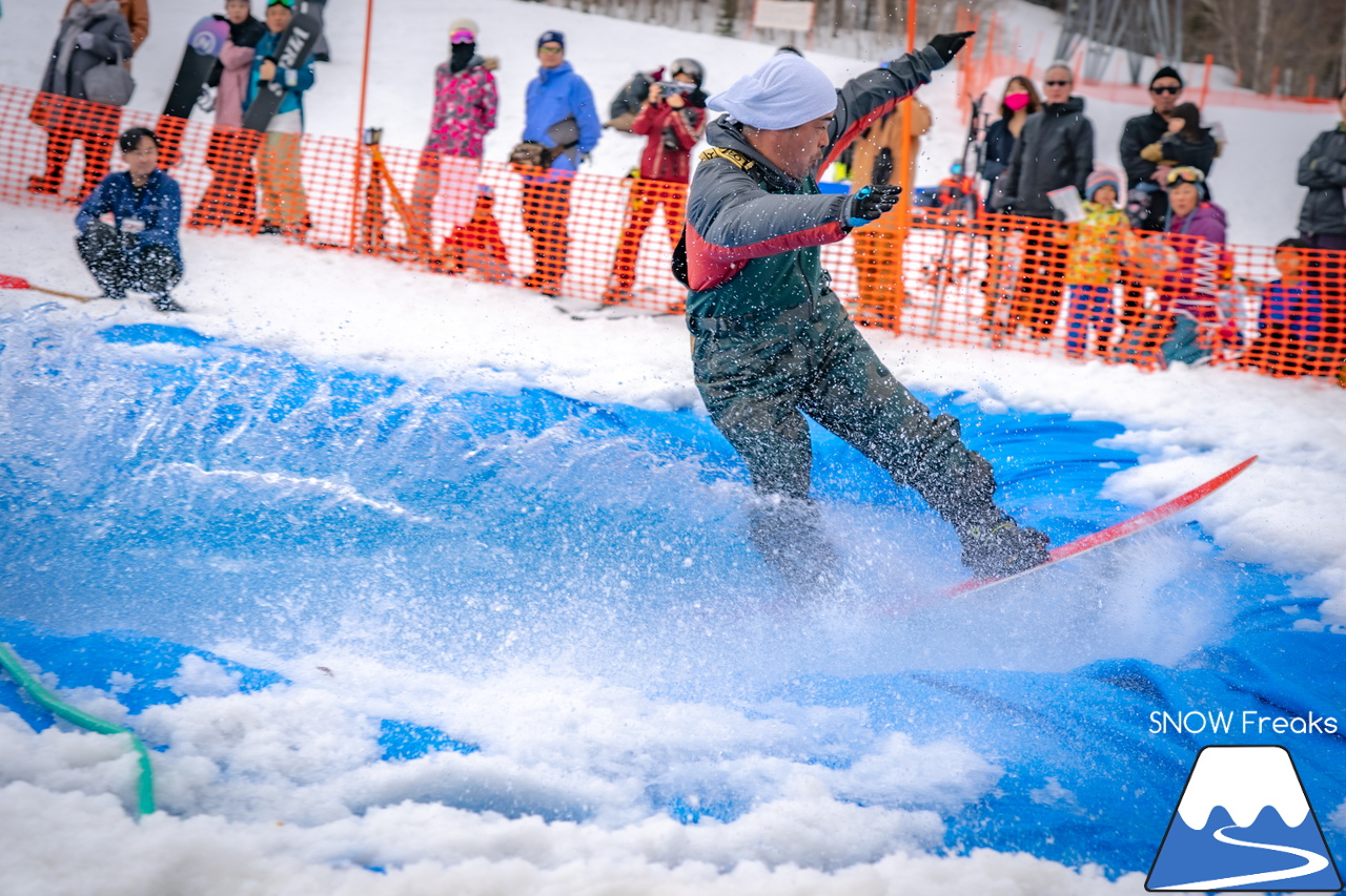 富良野スキー場｜季節は、まだ冬？それとも…？小雪が舞い、たくさんの雪が残る富良野スキー場で、春の恒例イベント『春スキー池渡り大会』開催(^^)/